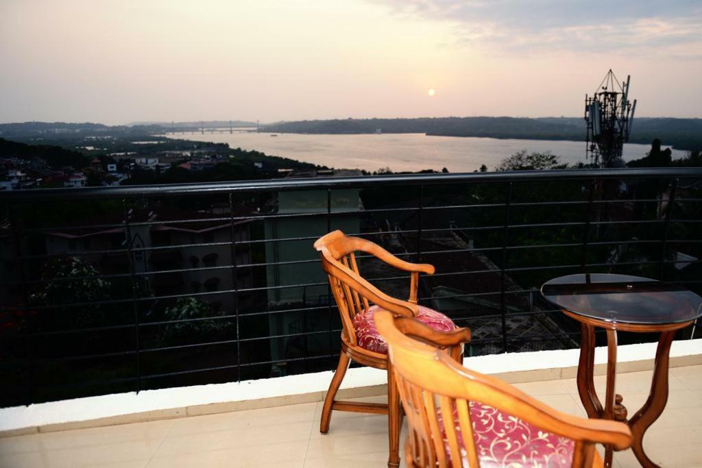 3 Bhk Apartment With River View Panadzsi Kültér fotó