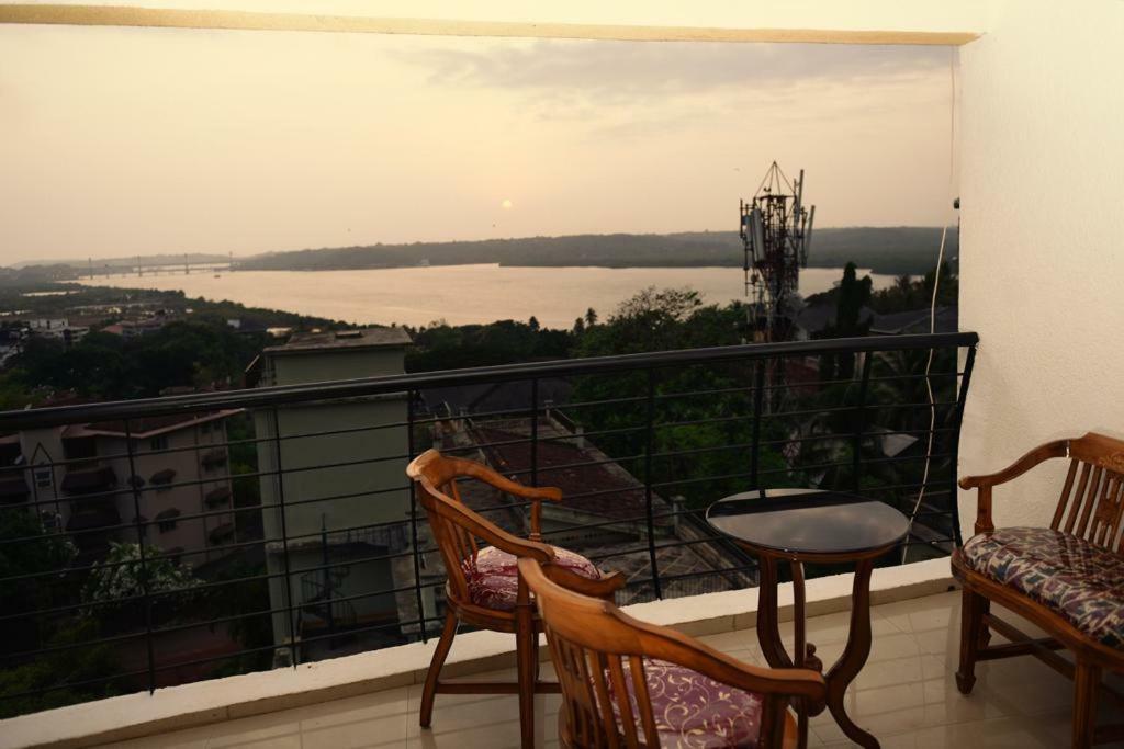 3 Bhk Apartment With River View Panadzsi Kültér fotó